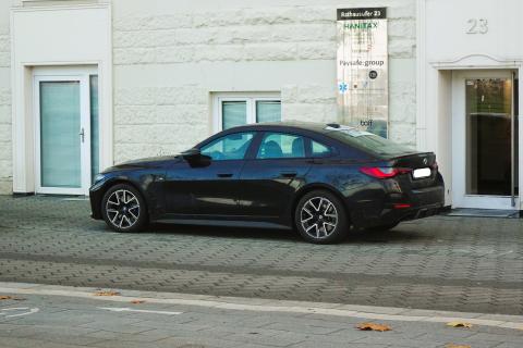 400 сил, полный привод и скромный налог: как BMW обманул систему