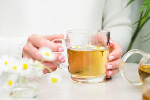 Врачи: напитки с ромашкой, куркумой и вишней ускоряют обновление кожи во сне