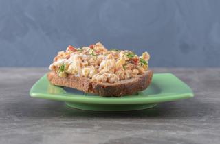 Риет из лосося с творогом получается нежным по текстуре за счет сочетания двух видов лосося