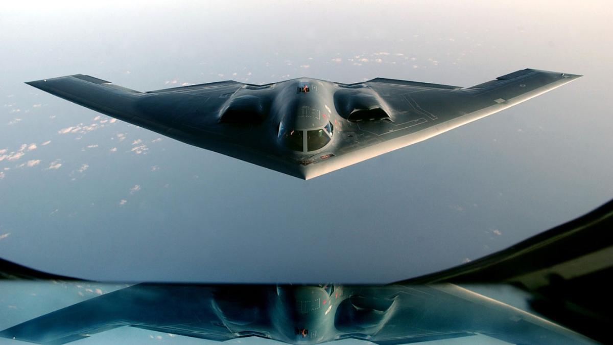 B-2 Spirit возвращается после бомбардировки Ирака B-2 Spirit возвращается после бомбардировки Ирака