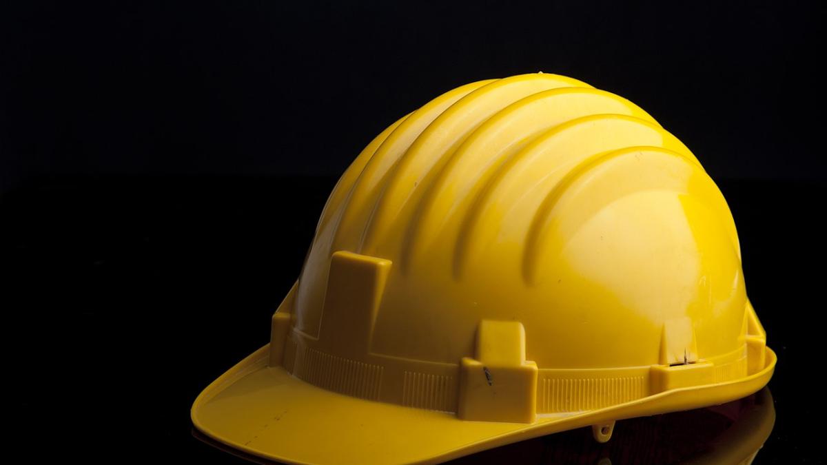 Желтая строительная каска