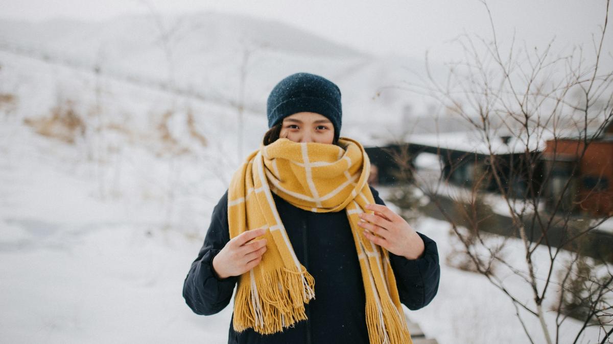 Женщина в шарфе зимой