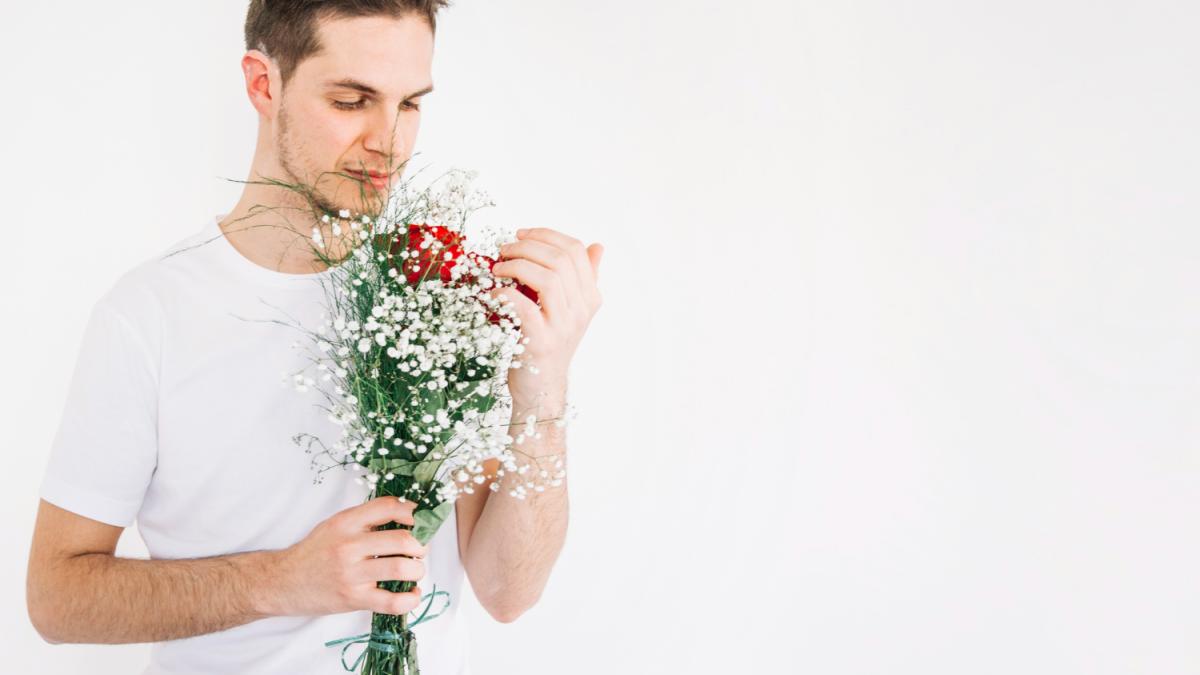 Молодой человек с букетом