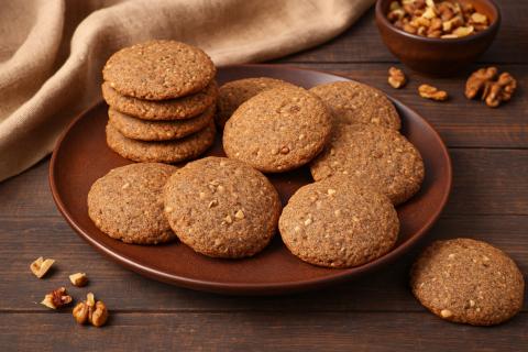 Хрустящее песочное печенье с кунжутом на основе классического теста получается тающим во рту