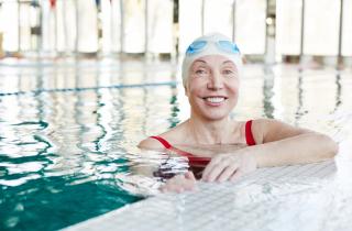 Плавание укрепило позвоночник и снизило боли в спине после 40 лет — физиотерапевты