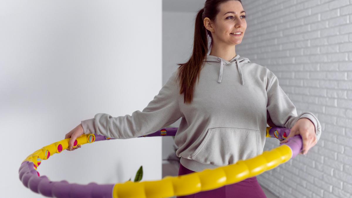 Женщина с обручем хулахуп