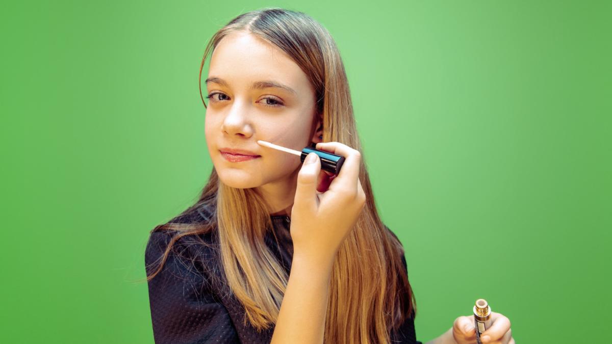 Девочка красится Девочка красится