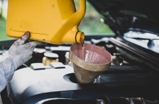 Подделка выглядит как оригинал, но губит мотор за пару недель — вот как её вычислить