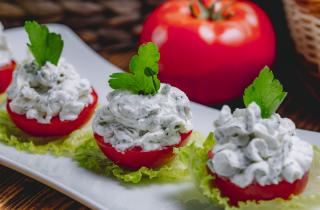 Помидоры с чесночной начинкой готовятся за минуты — кулинары