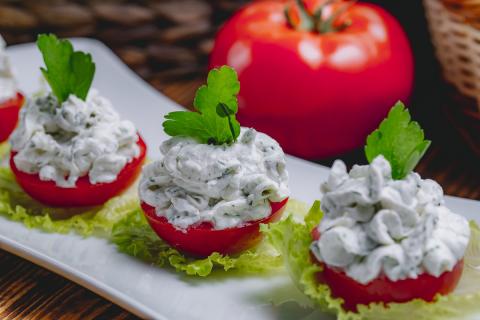 Помидоры с чесночной начинкой готовятся за минуты — кулинары