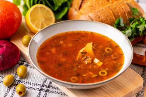 Беру перловку и тушёнку — семья требует добавку: вот как варили рассольник в 90-х