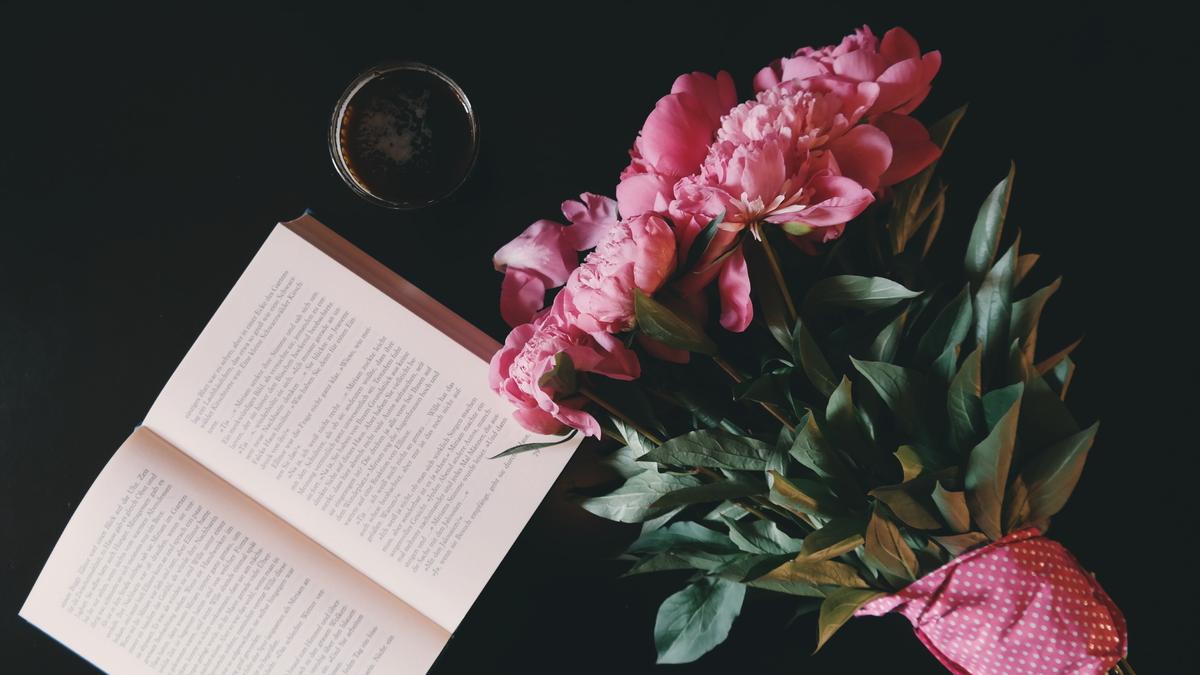 Цветы и книга