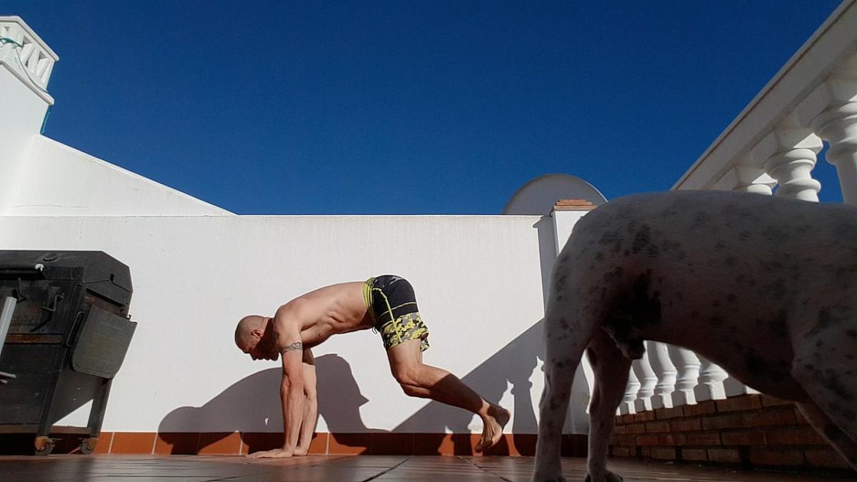 Мужчина делает бёрпи