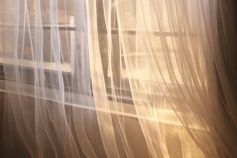 Эксперт Гурьянов предложил заменить люстры на простые светильники для борьбы с пылью