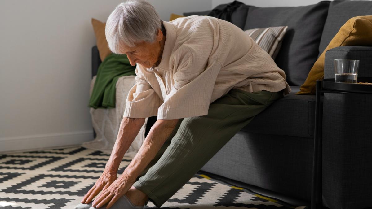 Пенсионерка разминается