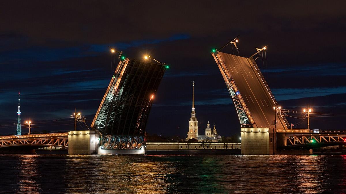 Дворцовый мост через Большую Неву в Санкт-Петербурге