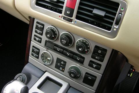 Кондиционер в автомобиле осушает воздух и помогает бороться с запотеванием стёкол зимой