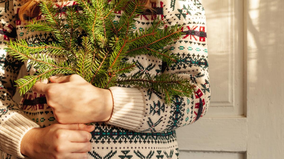 Девушка держит хвойные ветки