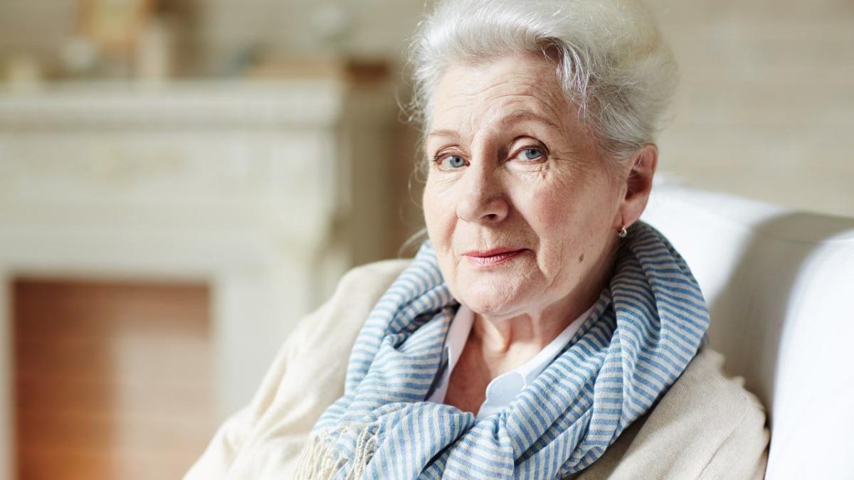 Женщина с седыми волосами