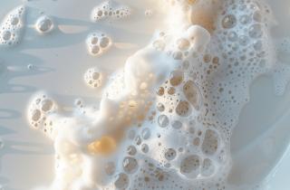 Пена начинает стекать, когда пузырьки меняют форму, а не из-за натяжения — JCIS