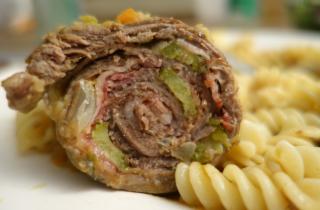 Мясные рулетики с сырно-ореховой начинкой получаются сочными при тушении в винном соусе