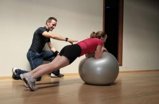 Упражнения с фитболом усиливают работу мышц кора — тренер Гэвин Макмиллан