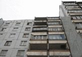 На западе Москвы женщина угрожает спрыгнуть с 17-го этажа