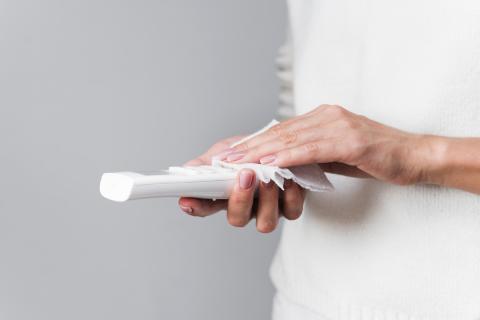 Сара Апарасио: дезинфицирующие салфетки могут вызвать раздражение кожи и испортить экраны