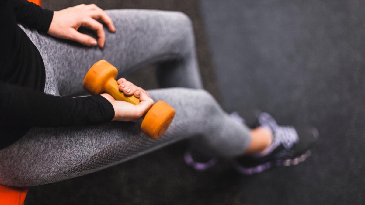 Опущенная гантель в руке