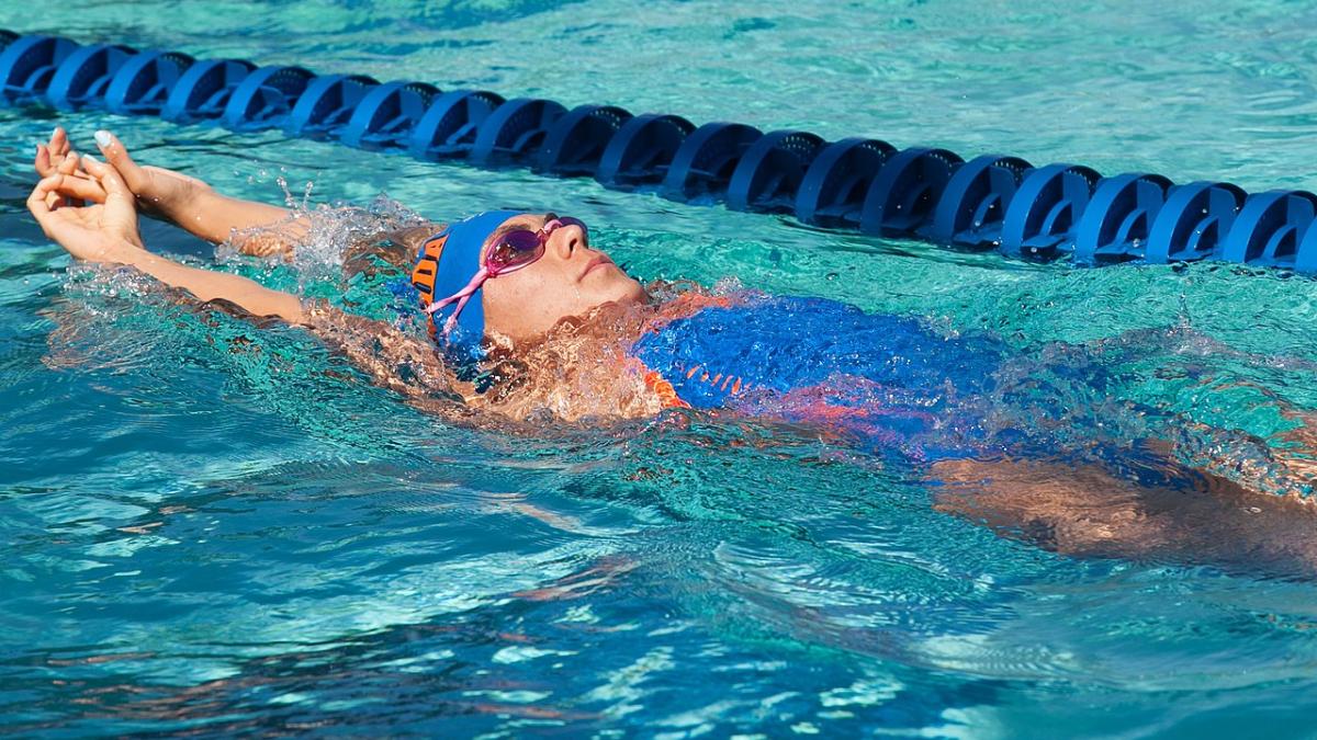 Плавание в бассейне