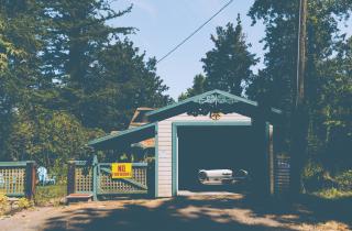 Эксперты советуют использовать вертикальные системы хранения, чтобы освободить место в гараже