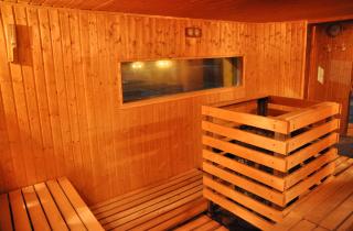 Эксперты: кислородный отбеливатель и уксус эффективно удаляют копоть из парилки