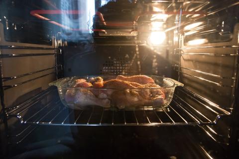 Эксперты объяснили, чем стеклянные формы для запекания отличаются от металла и керамики