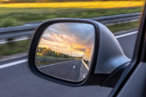 Автоэксперт: настройку зеркал нужно делать до поездки, а не на ходу