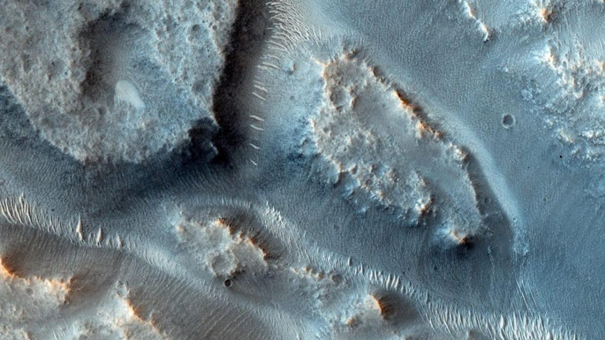 Сложная сеть долин в районе Идейских болот на Марсе, снятая орбитальным аппаратом Mars Reconnaissance Orbiter
