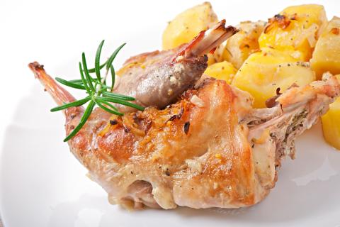 Жареный кролик с луком и чесноком после приготовления сохраняет полезные микроэлементы