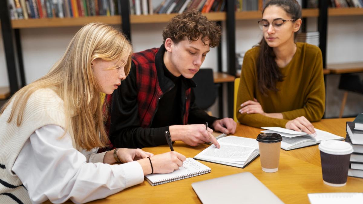 студенты в ВУЗЕ