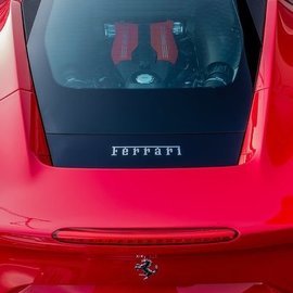 Британский дилер H.R. Owen выставил на продажу редкий суперкар Ferrari Scuderia Spider 16M