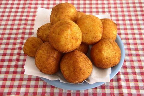 Сырные шарики с яйцом и панировкой в масле сохраняют форму и тают во рту