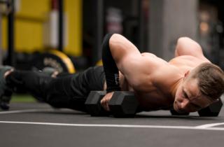 Отжимания с дополнительным весом увеличивают интенсивность тренировки — тренер Джагим