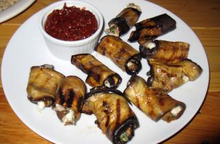 Рулетики из баклажанов с грецкими орехами подходят для постного меню — повар