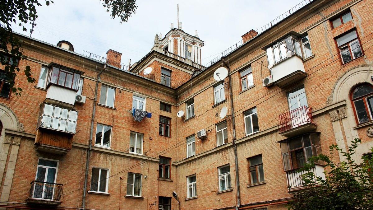 Сталинский дом со шпилем в Никополе Сталинский дом со шпилем в Никополе