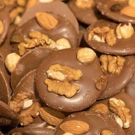 Эндокринолог Чуракина: орехи, темный шоколад, зеленый чай и рыба улучшают работу мозга