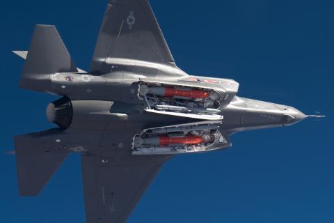 США перебросили ядерные бомбы B61-12 на авиабазу Британии на фоне ультиматума России