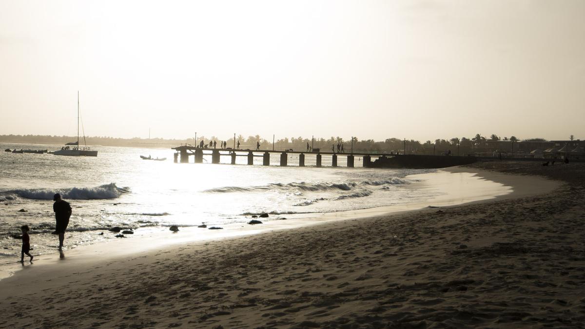 Пляж Санта-Мария вечером на острове Сал на Кабо-Верде