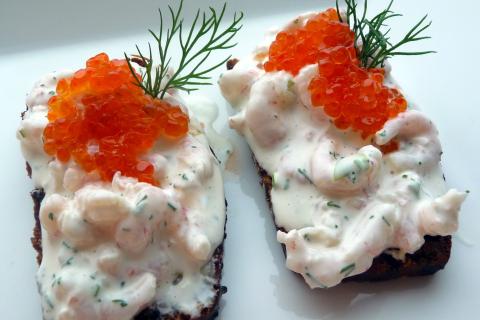 78% россиян готовят бутерброды с красной икрой на Новый год — исследование Индилайт
