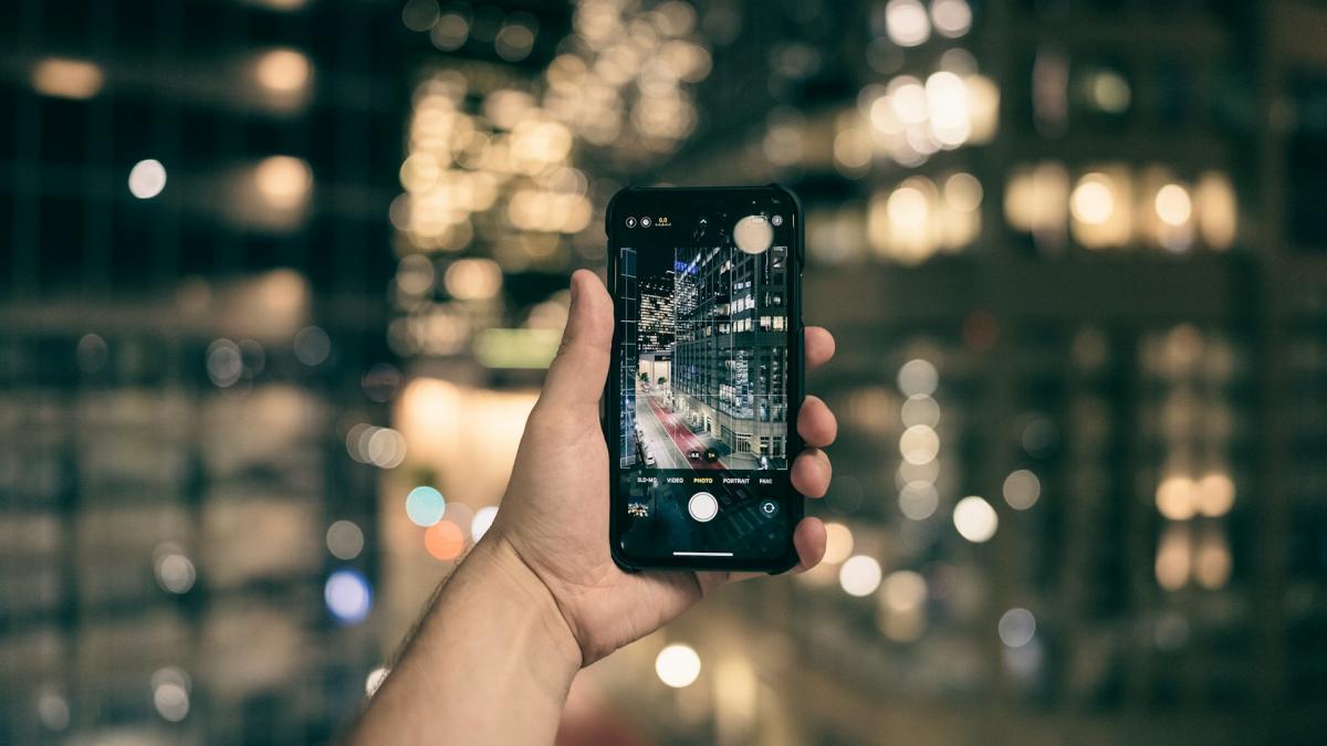 Смартфон на фоне зданий