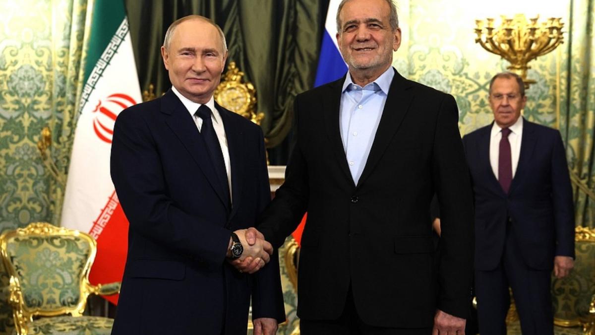 Владимир Путин с Президентом Ирана Масудом Пезешкианом. Владимир Путин с Президентом Ирана Масудом Пезешкианом.