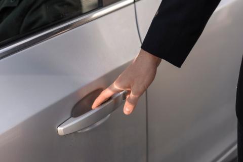 Блокировка задних дверей защищает детей в машине — автоэксперт