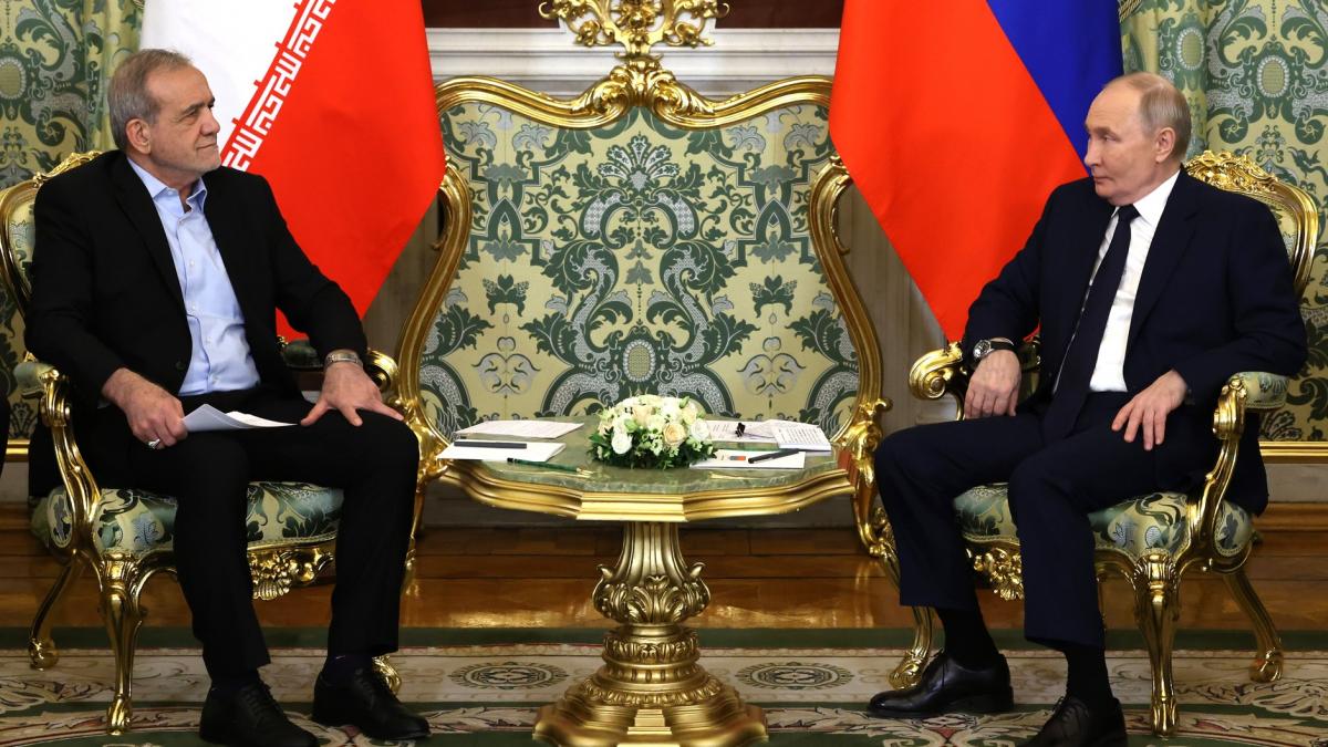 Владимир Путин с Президентом Ирана Масудом Пезешкианом. Владимир Путин с Президентом Ирана Масудом Пезешкианом.